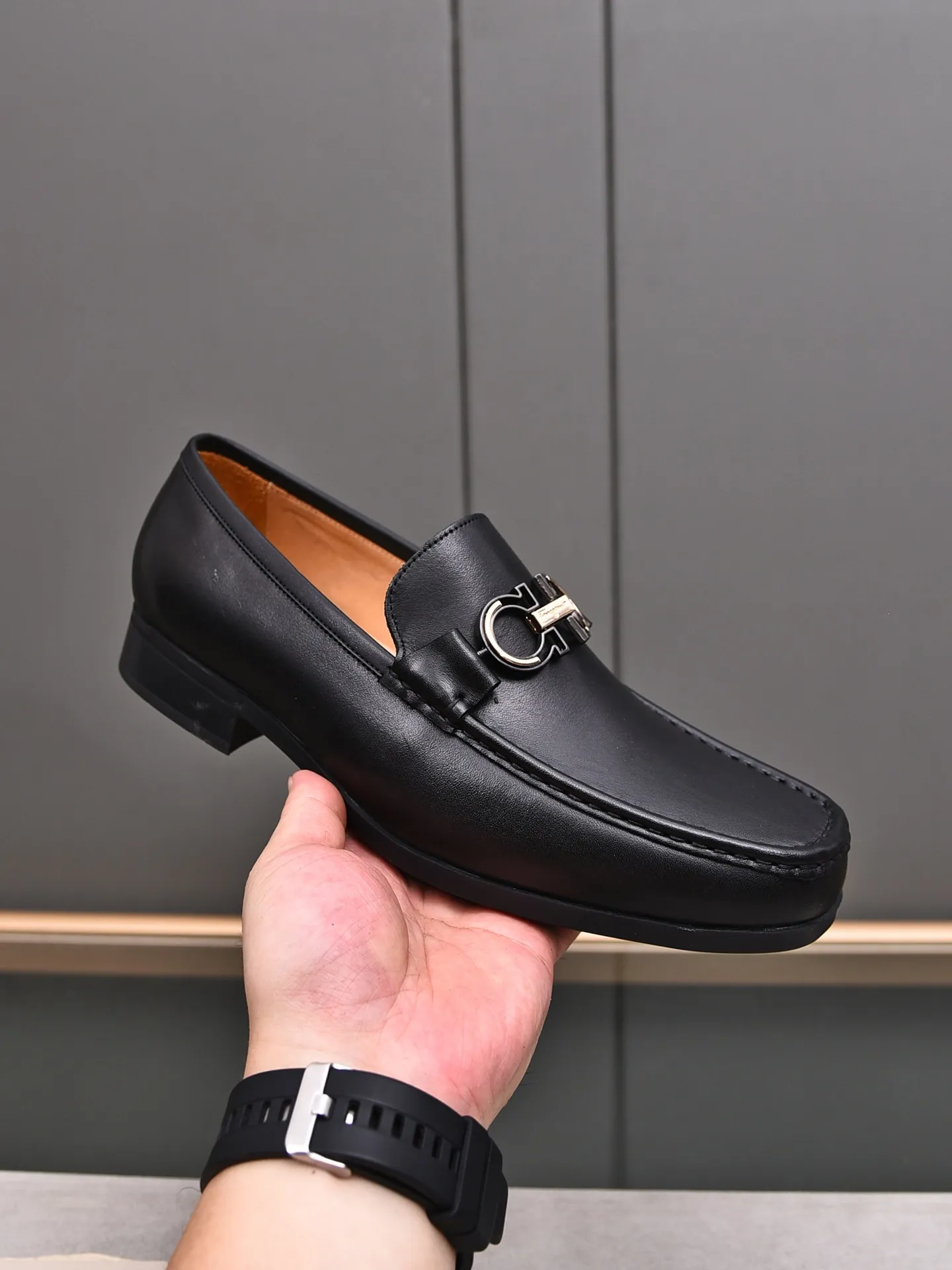 Factory: 250 [Original running volume quality] Brand: Ferragamo (Ferragamo) Size: Men's size 38/44 (45 can be customized) Grade: Same style as the official website High-end quality men's shoes Material: Original first-layer calfskin Water-dyed cowhide lining Original outsole Style category: Men's fashion formal business casual leather shoes Slip-on men's shoes high-top series Young fashion European and American trends British style Casual matching Comfortable feet